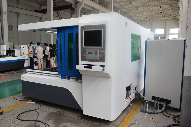 500w vláknové laserové řezací zařízení s 1500x3000mm nerezové oceli
