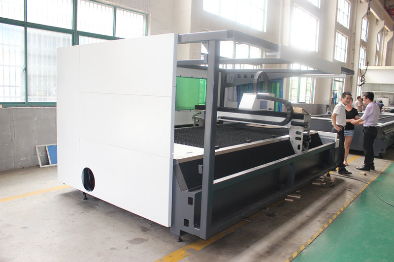 IPG 700w plechový laserový řezací stroj Čína výrobce